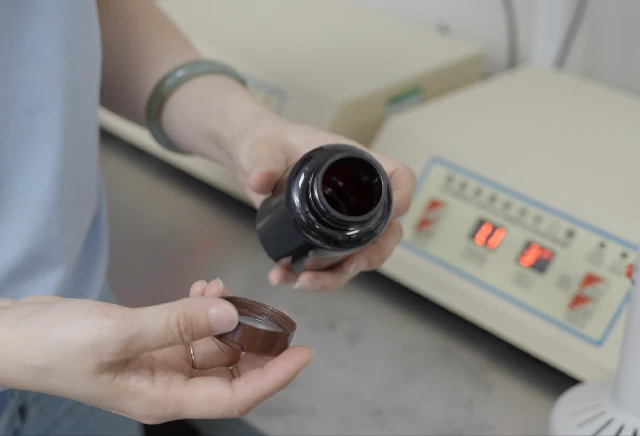 clean-bottle-rim-before-sealing clean-bottle-rim-before-sealing